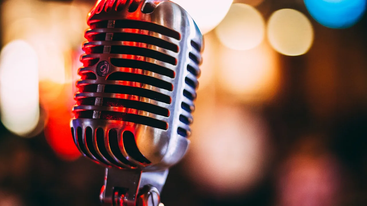 Équipe technique relevant les niveaux sonores dans un écosystème boisé